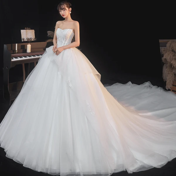 Elegant Elfenben Bryllups Brudekjoler 2020 Ballkjole Kjæreste Uten Ermer Ryggløse Appliques Paljetter Beading Glitter Tyll Cathedral Train Buste