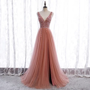 Eleganta Pärla Rosa Balklänningar 2020 Prinsessa Djup V Hals Ärmlös Paljetter Beading Slits Fram Svep Tåg Ruffle Halterneck Formella Klänningar