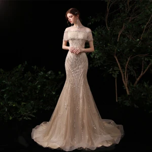 Luxe Doré Robe De Soirée 2020 Trompette Sirène Transparentes Encolure Dégagée Manches Courtes Faux Diamant Perlage Paillettes Train De Balayage Volants Robe De Ceremonie