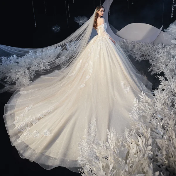 Bäst Champagne Brud Bröllopsklänningar 2020 Balklänning Av Axeln 3/4 ärm Halterneck Appliqués Spets Beading Glittriga / Glitter Tyll Cathedral Train Ruffle