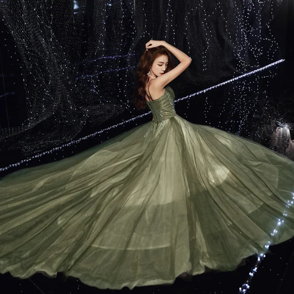 Elegante Grün Ballkleider 2020 A Linie Spaghettiträger Ärmellos Perlenstickerei Glanz Tülle Sweep / Pinsel Zug Rüschen Rückenfreies Festliche Kleider