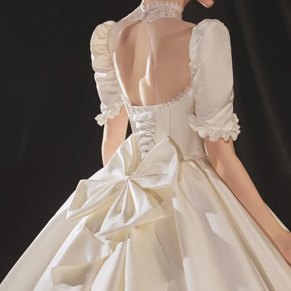Luxe Ivoire Satin La Mariée Robe De Mariée 2020 Robe Boule Transparentes Col Haut Gonflée Manches Courtes Dos Nu Appliques En Dentelle Perlage Cathedral Train Volants