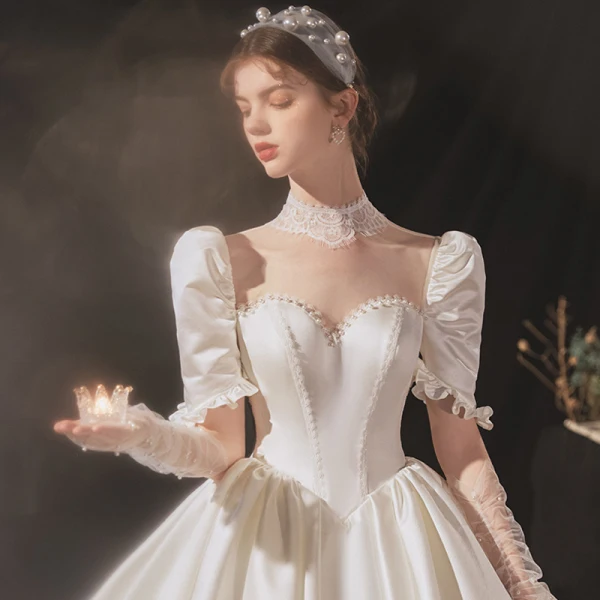 Luxe Ivoire Satin La Mariée Robe De Mariée 2020 Robe Boule Transparentes Col Haut Gonflée Manches Courtes Dos Nu Appliques En Dentelle Perlage Cathedral Train Volants