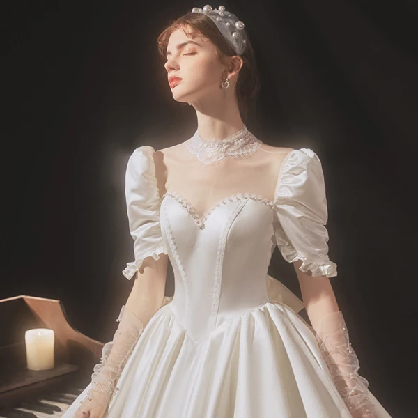 Luxe Ivoire Satin La Mariée Robe De Mariée 2020 Robe Boule Transparentes Col Haut Gonflée Manches Courtes Dos Nu Appliques En Dentelle Perlage Cathedral Train Volants