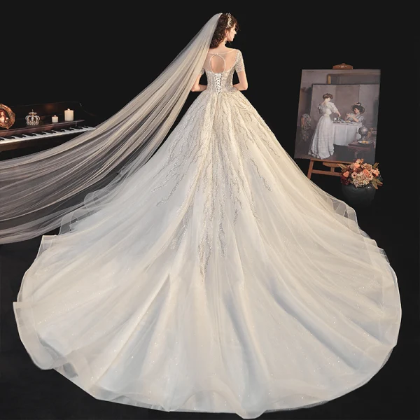 Élégant Champagne La Mariée Robe De Mariée 2020 Robe Boule Transparentes Encolure Dégagée Manches Courtes Dos Nu Paillettes Perlage Glitter Tulle Cathedral Train Volants