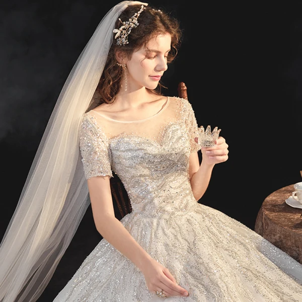 Élégant Champagne La Mariée Robe De Mariée 2020 Robe Boule Transparentes Encolure Dégagée Manches Courtes Dos Nu Paillettes Perlage Glitter Tulle Cathedral Train Volants