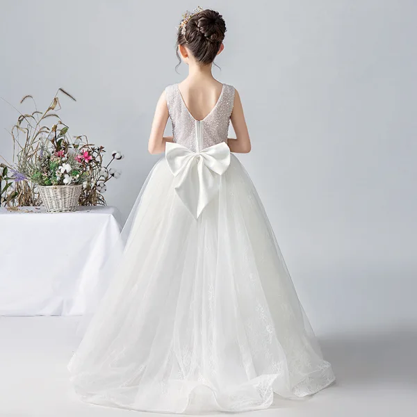 Elegante Weiß Blumenmädchenkleider 2020 A Linie V-Ausschnitt Ärmellos Pailletten Perlenstickerei Rückenfreies Schleife Lange Rüschen