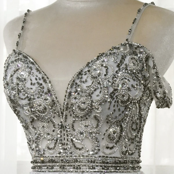 Haut de Gamme Gris Robe De Soirée 2020 Princesse Bretelles Spaghetti Manches Courtes V-Cou Perlage Faux Diamant Longue Volants Dos Nu Robe De Ceremonie