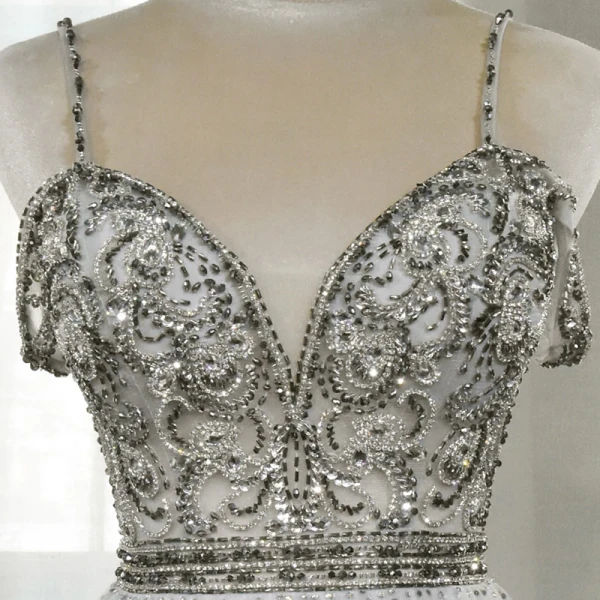 Haut de Gamme Gris Robe De Soirée 2020 Princesse Bretelles Spaghetti Manches Courtes V-Cou Perlage Faux Diamant Longue Volants Dos Nu Robe De Ceremonie
