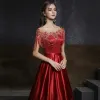 Wysokiej Klasy Burgund Przezroczyste Satyna Sukienki Wieczorowe 2020 Princessa Wycięciem Bez Rękawów Frezowanie Rhinestone Długie Wzburzyć Bez Pleców Sukienki Wizytowe