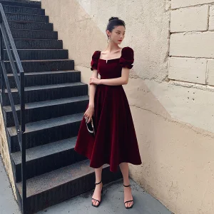 Vintage Burgunder Velour Homecoming Graduation Kjoler 2020 Prinsesse Firkantet Hals Puffy Korte Ermer Te Lengde Buste Ryggløse Formelle Kjoler