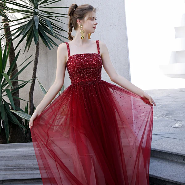 Haut de Gamme Bordeaux Dansant Robe De Bal 2020 Princesse épaules Sans Manches Paillettes Perlage Longue Volants Dos Nu Robe De Ceremonie