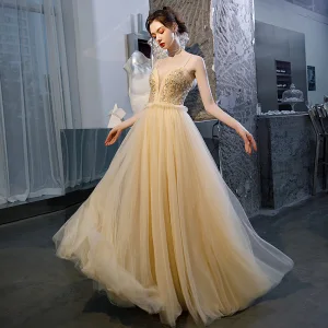Sexig Champagne Balklänningar 2020 Prinsessa Spaghettiband Djup V Hals Ärmlös Beading Rhinestone Glittriga Glitter Tyll Långa Ruffle Halterneck Formella Klänningar