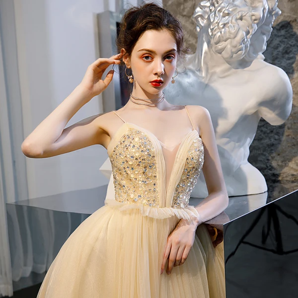 Sexy Champagner Ballkleider 2020 A Linie Spaghettiträger Tiefer V-Ausschnitt Ärmellos Perlenstickerei Strass Glanz Tülle Lange Rüschen Rückenfreies Festliche Kleider