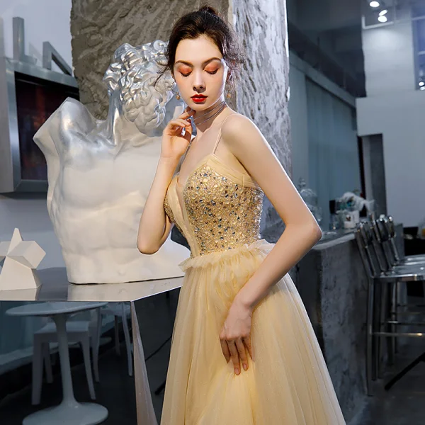 Sexy Champagner Ballkleider 2020 A Linie Spaghettiträger Tiefer V-Ausschnitt Ärmellos Perlenstickerei Strass Glanz Tülle Lange Rüschen Rückenfreies Festliche Kleider