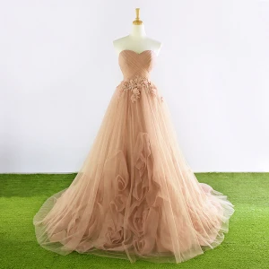 Elegant Champagne Ballkjoler 2017 Prinsesse Kjæreste Uten Ermer Ryggløse Appliques Blonder Plissert Tyll Formelle Kjoler Chapel Train