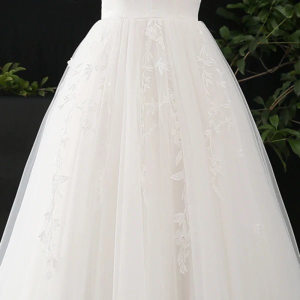 Simple Blanche Grande Taille Robe De Mariée 2020 Princesse Manches Courtes V-Cou Couleur Unie Dentelle Fait main Appliques Brodé Chapel Train Mariage