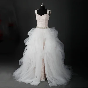 Étourdissant Champagne Robe De Mariée 2017 Robe Boule Jardin Extérieur Sans Manches Appliques Dentelle Tulle Perlage Perle Dos Nu Tribunal Train