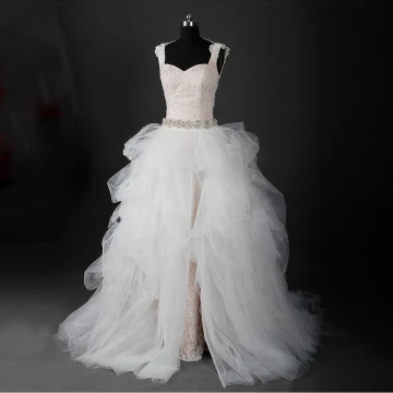 Étourdissant Champagne Robe De Mariée 2017 Robe Boule Jardin Extérieur Sans Manches Appliques Dentelle Tulle Perlage Perle Dos Nu Tribunal Train