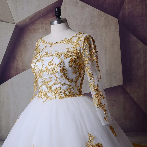 Scintillantes Blanche Doré Robe De Mariée 2017 Encolure Dégagée épaules Manches Longues Appliques En Dentelle Paillettes Robe Boule Royal Train