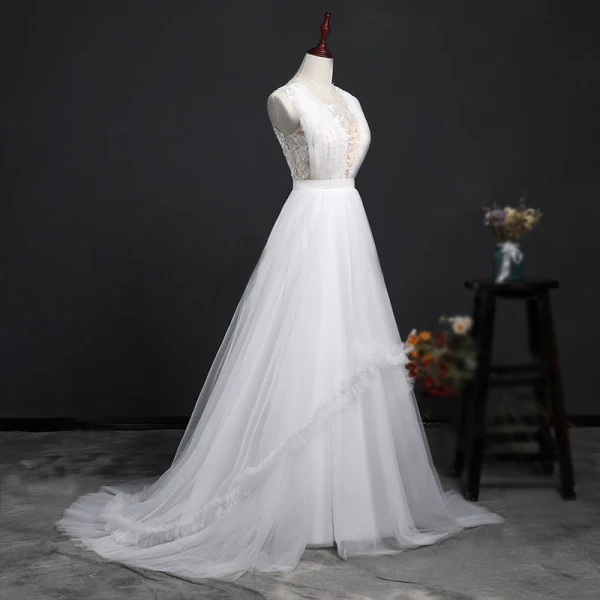Elegante Weiß Strand Durchsichtige Brautkleider 2018 A Linie Rundhalsausschnitt Ärmellos Rückenfreies Perle Verdeckter Knopf Applikationen Mit Spitze Stoffgürtel Rüschen Hof-Schleppe