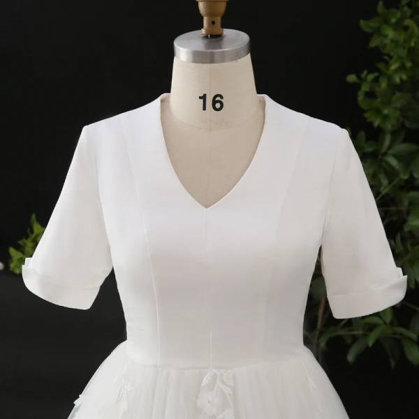 Simple Blanche Grande Taille Robe De Mariée 2020 Princesse Manches Courtes V-Cou Couleur Unie Dentelle Fait main Appliques Brodé Chapel Train Mariage