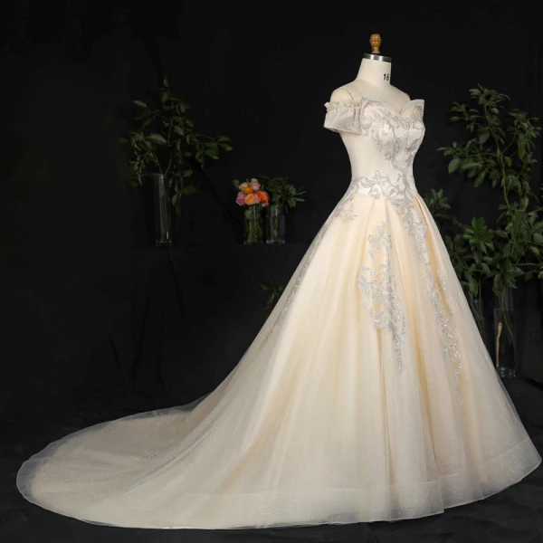 Sexy Atemberaubend Champagner Plus Größe Ballkleid Brautkleider / Hochzeitskleider 2020 Spitze Tülle Gekreuzte Träger Handgefertigt Perlenstickerei Pailletten Applikationen Rückenfreies Kapelle-Schleppe Hochzeit