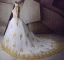 Scintillantes Blanche Doré Robe De Mariée 2017 Encolure Dégagée épaules Manches Longues Appliques En Dentelle Paillettes Robe Boule Royal Train