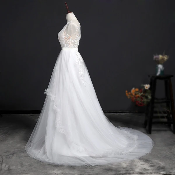 Elegante Weiß Strand Durchsichtige Brautkleider 2018 A Linie Rundhalsausschnitt Ärmellos Rückenfreies Perle Verdeckter Knopf Applikationen Mit Spitze Stoffgürtel Rüschen Hof-Schleppe