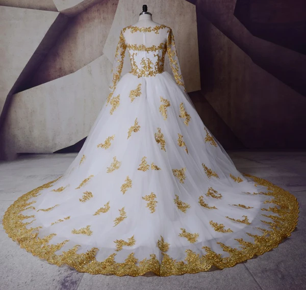 Scintillantes Blanche Doré Robe De Mariée 2017 Encolure Dégagée épaules Manches Longues Appliques En Dentelle Paillettes Robe Boule Royal Train