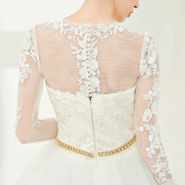 Elegant White Ball Gown Wedding Dresses 2017 Scoop Neck Long Sleeve Appliques Lace Beading Pearl Metal Sash Floor-Length / Long