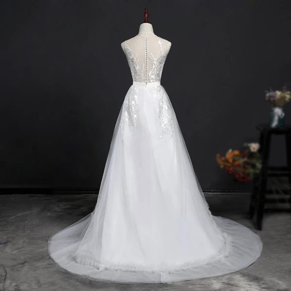 Elegante Weiß Strand Durchsichtige Brautkleider 2018 A Linie Rundhalsausschnitt Ärmellos Rückenfreies Perle Verdeckter Knopf Applikationen Mit Spitze Stoffgürtel Rüschen Hof-Schleppe