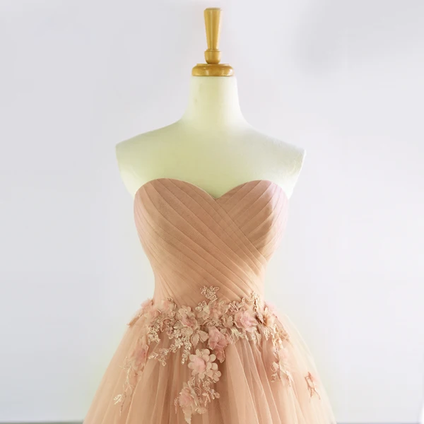 Elegant Champagne Ballkjoler 2017 Prinsesse Kjæreste Uten Ermer Ryggløse Appliques Blonder Plissert Tyll Formelle Kjoler Chapel Train
