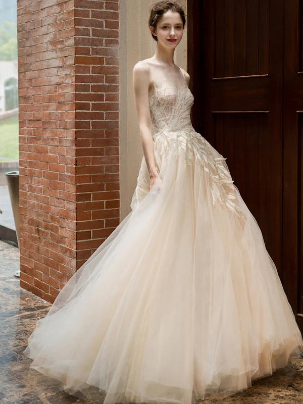 Chic / Beautiful Champagne Tulle Wedding Dresses 2017 A-Line / Princess Scoop Neck Sleeveless Crossed Straps Appliques Lace Sweep Train