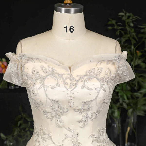 Sexy Atemberaubend Champagner Plus Größe Ballkleid Brautkleider / Hochzeitskleider 2020 Spitze Tülle Gekreuzte Träger Handgefertigt Perlenstickerei Pailletten Applikationen Rückenfreies Kapelle-Schleppe Hochzeit