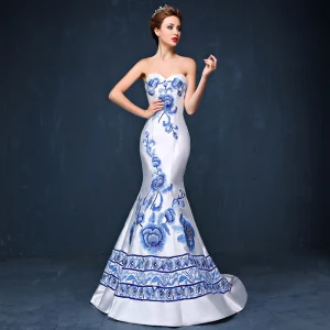 Moderne Mode Style Chinois Blanche Tribunal Train Robe De Soirée 2018 Trompette Sirène Charmeuse Appliques Perlage Brodé Faux Diamant Soirée Robe De Ceremonie