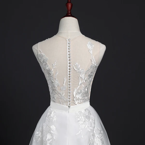 Elegante Weiß Strand Durchsichtige Brautkleider 2018 A Linie Rundhalsausschnitt Ärmellos Rückenfreies Perle Verdeckter Knopf Applikationen Mit Spitze Stoffgürtel Rüschen Hof-Schleppe