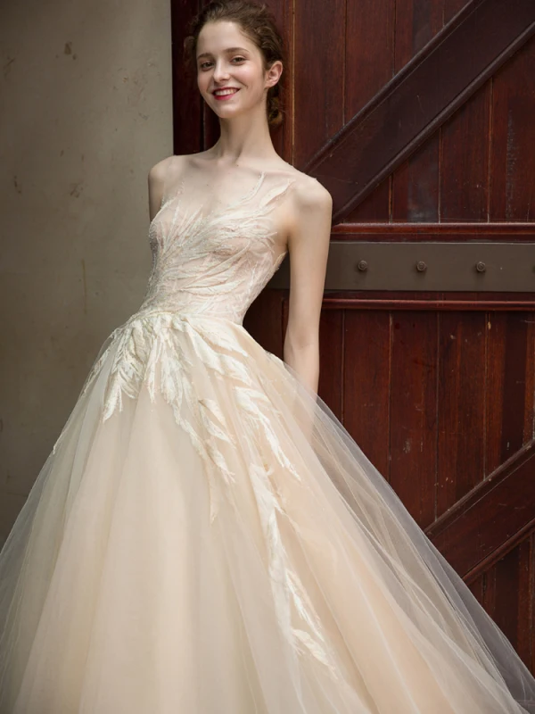 Chic / Beautiful Champagne Tulle Wedding Dresses 2017 A-Line / Princess Scoop Neck Sleeveless Crossed Straps Appliques Lace Sweep Train