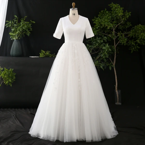Simple Blanche Grande Taille Robe De Mariée 2020 Princesse Manches Courtes V-Cou Couleur Unie Dentelle Fait main Appliques Brodé Chapel Train Mariage