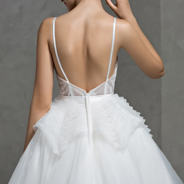 Romantisk Vit Spaghettiband Bröllopsklänningar Prinsessa Ärmlös 2017 Halterneck Asymmetrisk Ruffle Organza