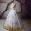 Scintillantes Blanche Doré Robe De Mariée 2017 Encolure Dégagée épaules Manches Longues Appliques En Dentelle Paillettes Robe Boule Royal Train