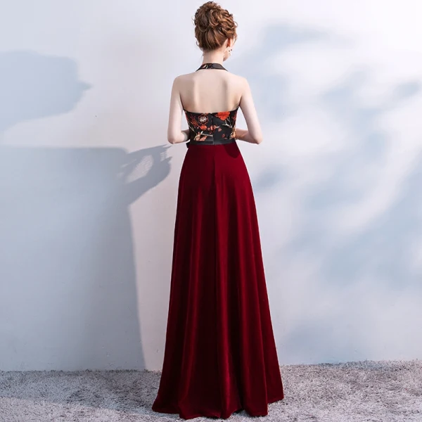 Snygga / Fina Burgundy Aftonklänningar 2017 Hög Hals Prinsessa Burgundy Halterneck Broderade Polyester Afton Formella Klänningar