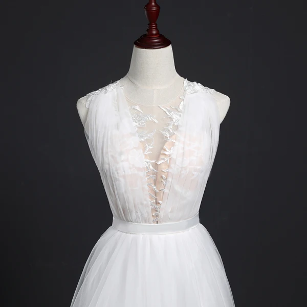 Elegante Weiß Strand Durchsichtige Brautkleider 2018 A Linie Rundhalsausschnitt Ärmellos Rückenfreies Perle Verdeckter Knopf Applikationen Mit Spitze Stoffgürtel Rüschen Hof-Schleppe