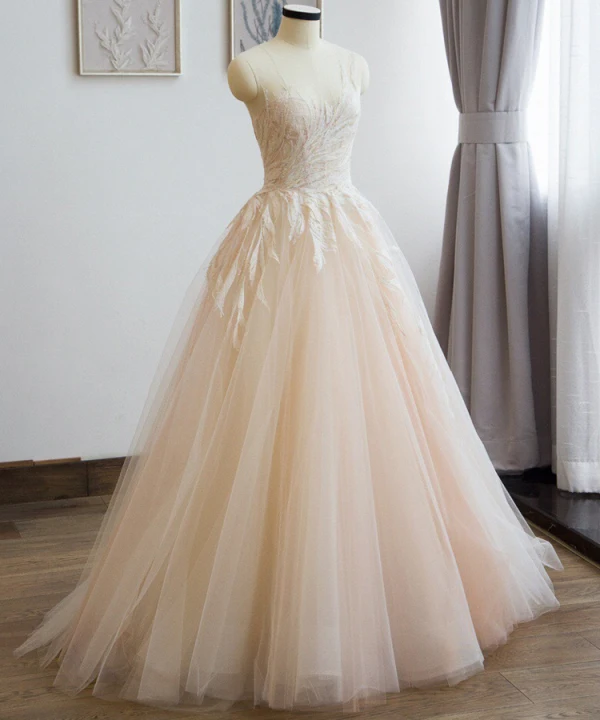 Chic / Beautiful Champagne Tulle Wedding Dresses 2017 A-Line / Princess Scoop Neck Sleeveless Crossed Straps Appliques Lace Sweep Train
