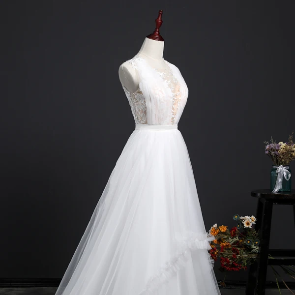 Elegante Weiß Strand Durchsichtige Brautkleider 2018 A Linie Rundhalsausschnitt Ärmellos Rückenfreies Perle Verdeckter Knopf Applikationen Mit Spitze Stoffgürtel Rüschen Hof-Schleppe