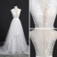 Elegante Weiß Strand Durchsichtige Brautkleider 2018 A Linie Rundhalsausschnitt Ärmellos Rückenfreies Perle Verdeckter Knopf Applikationen Mit Spitze Stoffgürtel Rüschen Hof-Schleppe