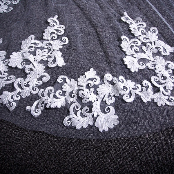 Moderne / Mode Blanche Dentelle 3D Voile De Mariée Fait main Chiffon Chapel Train Dentelle Mariage Accessorize 2019