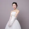 Schöne Weiß Hochzeit 2018 Schnüren Perlenstickerei Tülle Kristall Brauthandschuhe
