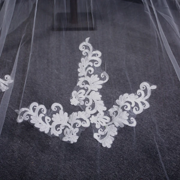 Moderne / Mode Blanche Dentelle 3D Voile De Mariée Fait main Chiffon Chapel Train Dentelle Mariage Accessorize 2019