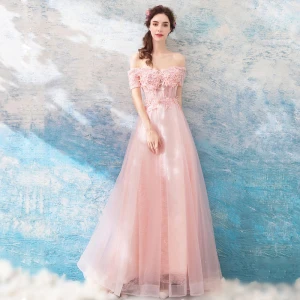 Snygga Fina Pärla Rosa Aftonklänningar 2018 Prinsessa Långa Tyll Spets Appliqués Halterneck Beading Axelbandslös Afton Formella Klänningar
